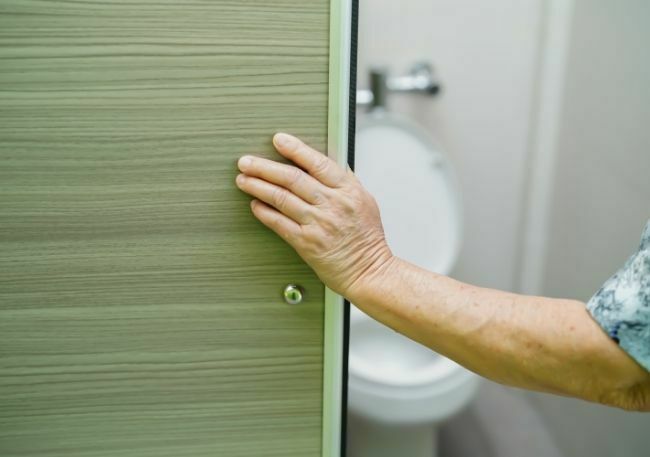 Potrzeba dostosowania toalety do potrzeb seniora.