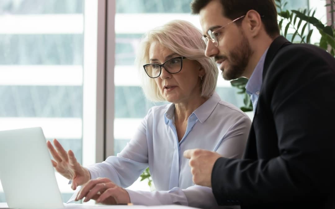 Opiekunka dzieli się obowiązkami z innym członkiem rodziny.