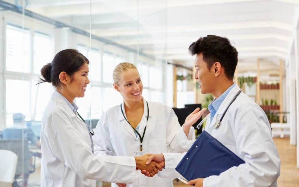 wspołrpaca fizjoterapeuty z innymi profesjonalistami