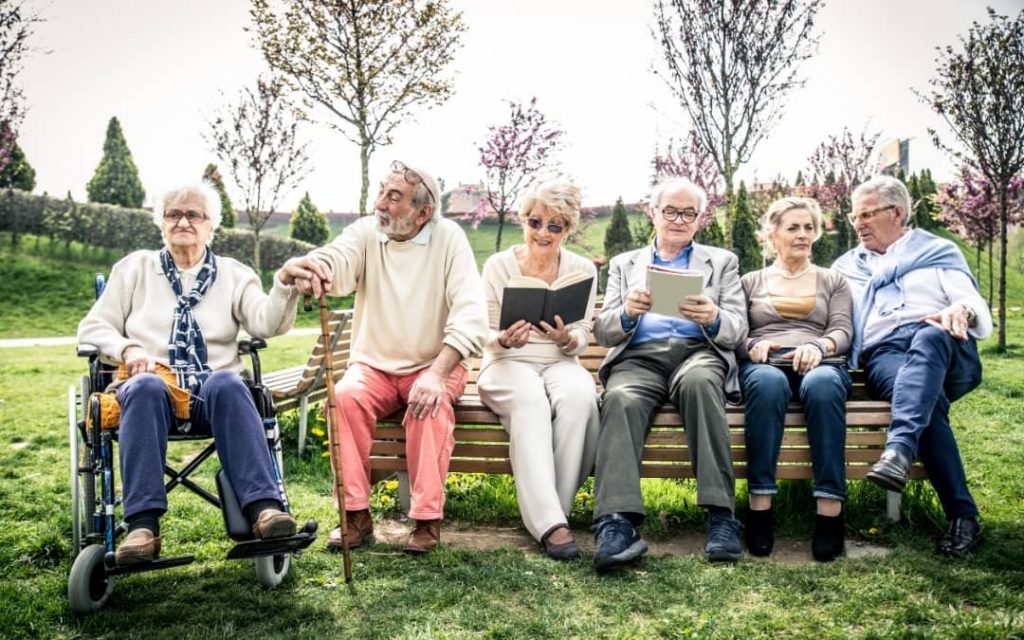 relaksna powietrzu w grupie bliskich