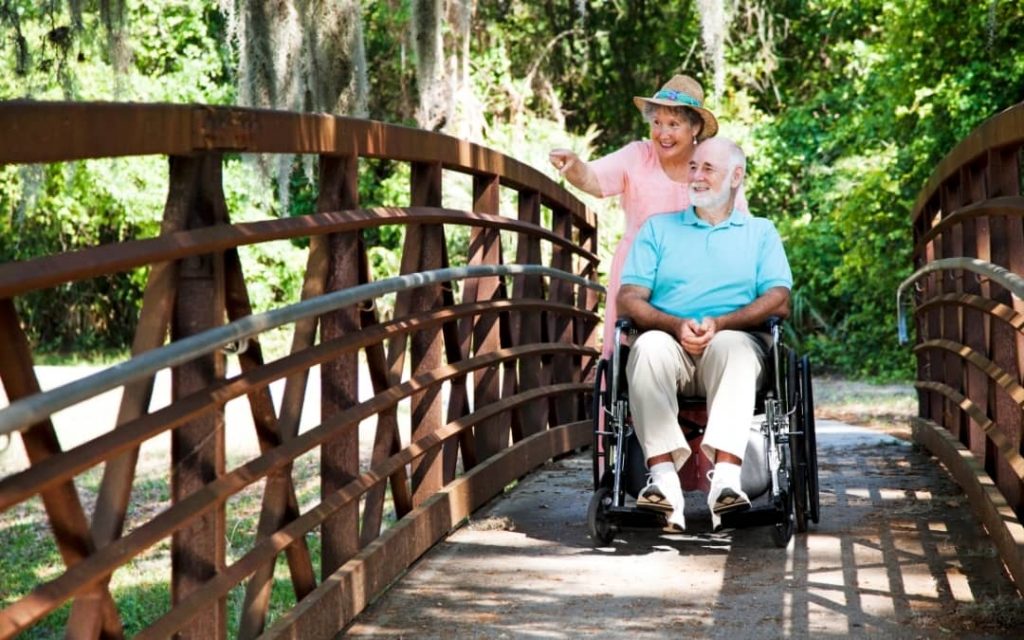 spacer z rodziną w ogrodzie placówki