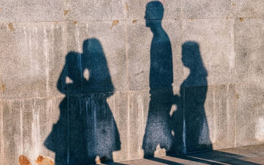 Chodzenie za opiekunem.