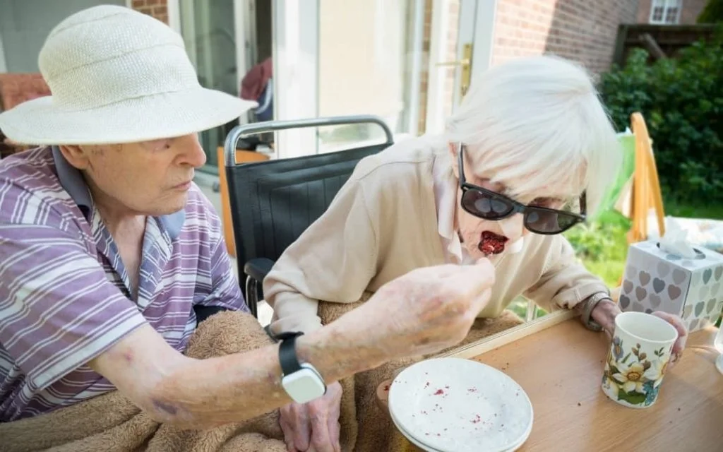 stadium demencji - pomoc w spożywaniu posiłku