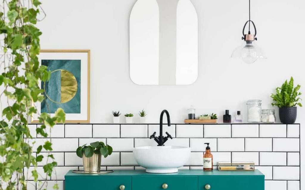 Kontrastowa łazienka w mieszkaniu osoby z demencją.