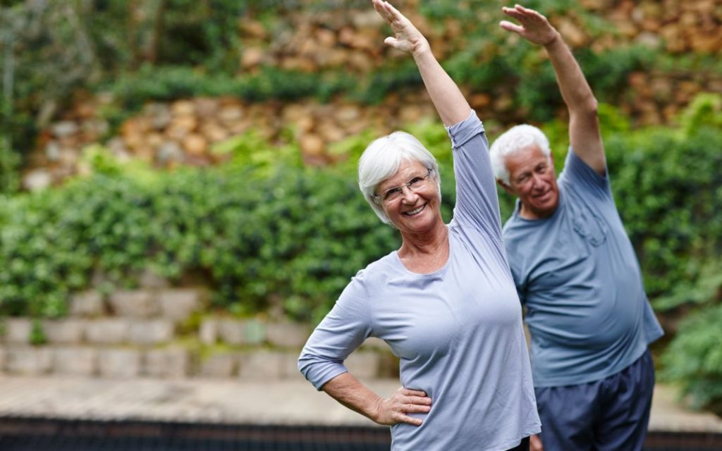 seniorzy uprawiają sport