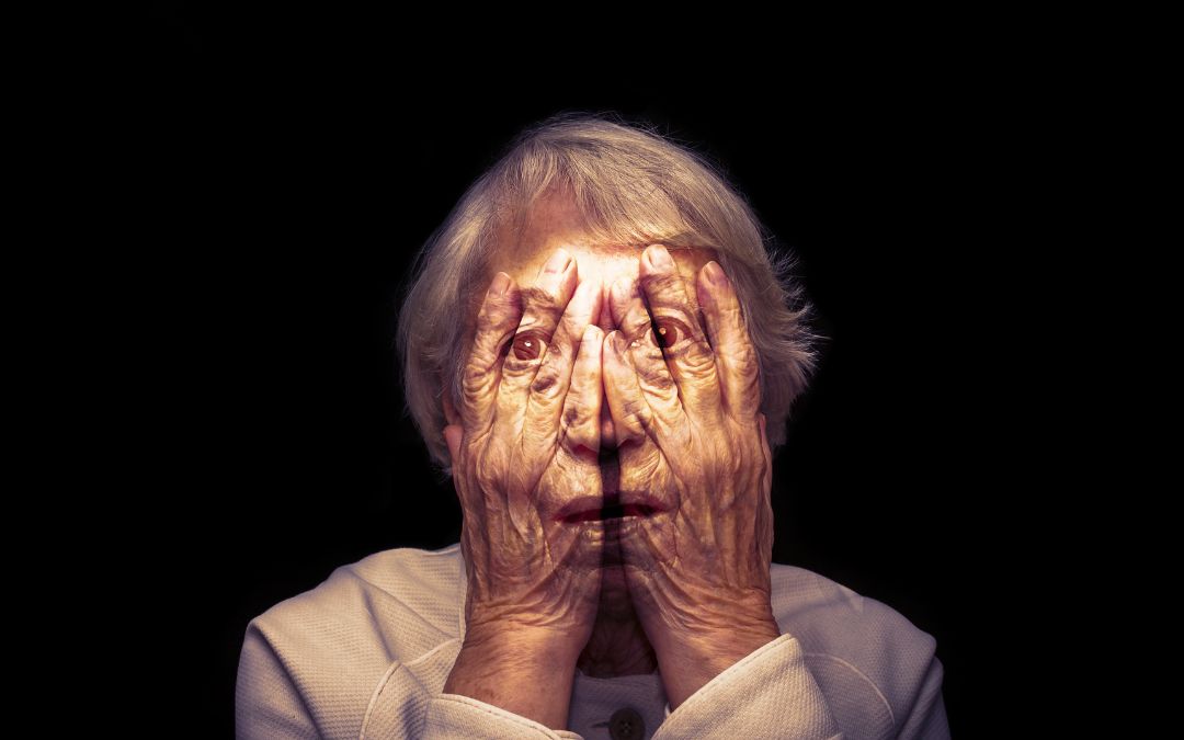 przerażona starsza Pani